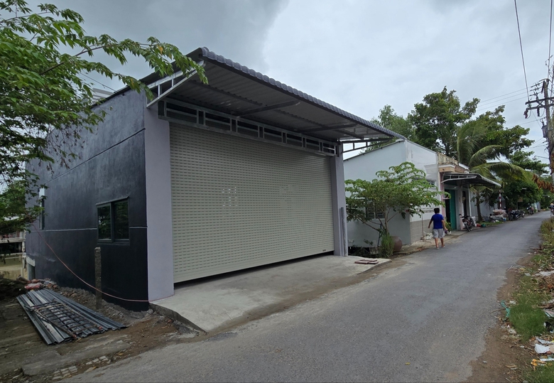 Cần Thơ: Kỳ lạ nh&agrave; x&acirc;y tr&aacute;i ph&eacute;p tr&ecirc;n h&agrave;nh lang đường bộ ung dung tồn tại- Ảnh 2.