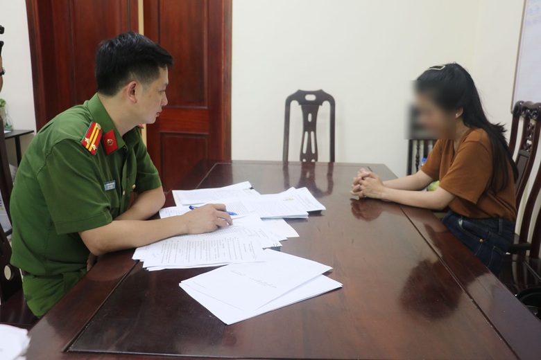 C&ocirc; g&aacute;i lừa mang 13 &ocirc; t&ocirc; trị gi&aacute; hơn 10 tỷ đồng đi cầm cố rồi "đốt" v&agrave;o tiền ảo- Ảnh 1.