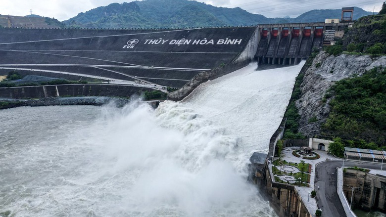 Thủy điện H&ograve;a B&igrave;nh, Sơn La đ&oacute;ng bớt 1 cửa xả lũ- Ảnh 1.