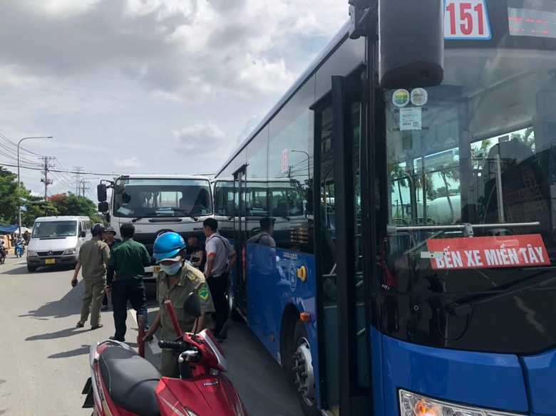 5 &ocirc; t&ocirc; t&ocirc;ng nhau tr&ecirc;n quốc lộ 1, phụ xe bị thương mắc kẹt trong cabin- Ảnh 2.