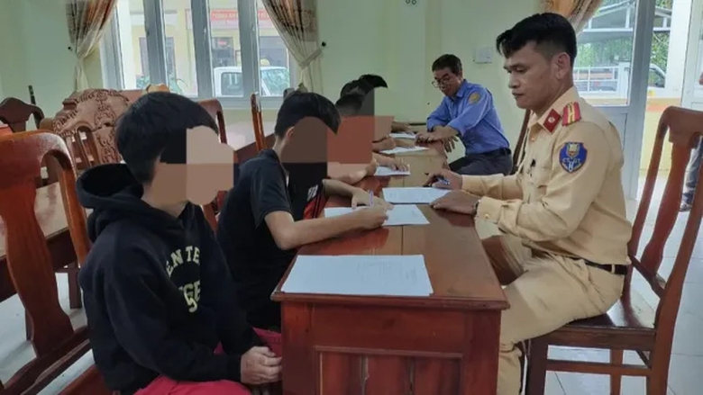 Nghi&ecirc;m trị nạn n&eacute;m đ&aacute; t&agrave;u xe- Ảnh 1.