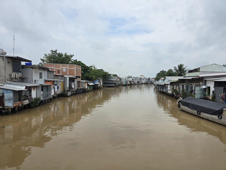 Cần Thơ: Kỳ lạ nh&agrave; x&acirc;y tr&aacute;i ph&eacute;p tr&ecirc;n h&agrave;nh lang đường bộ ung dung tồn tại- Ảnh 4.