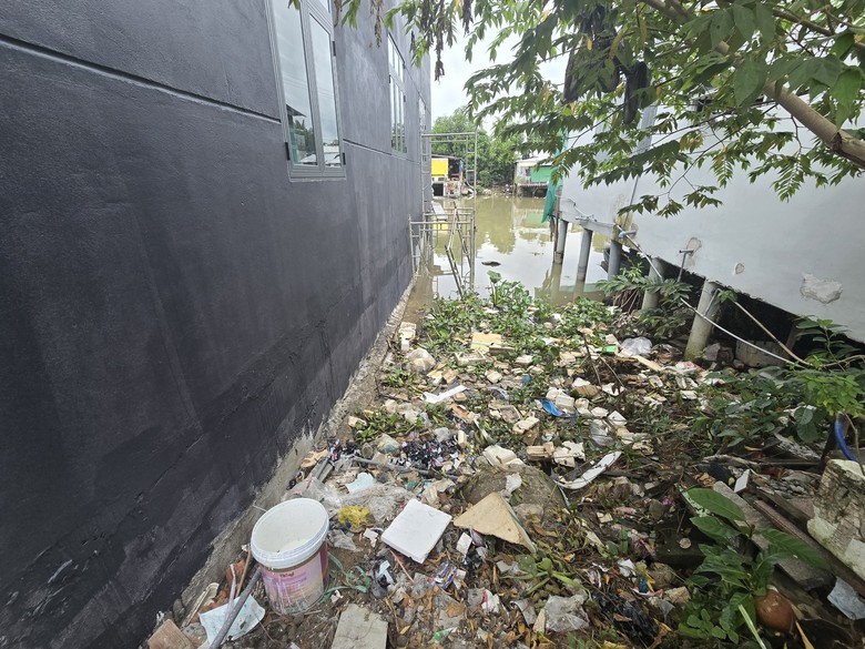 Cần Thơ: Kỳ lạ nh&agrave; x&acirc;y tr&aacute;i ph&eacute;p tr&ecirc;n h&agrave;nh lang đường bộ ung dung tồn tại- Ảnh 3.