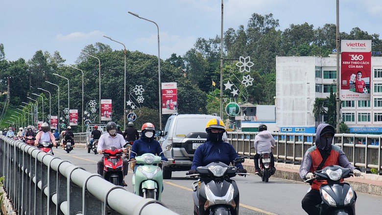 D&atilde;y trụ cầu huyết mạch d&agrave;i hơn 600m trơ sắt, nguy cơ đổ sập- Ảnh 11.