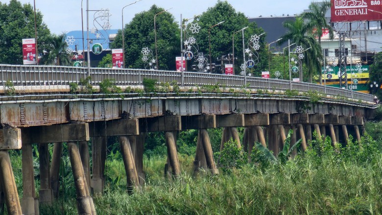 D&atilde;y trụ cầu huyết mạch d&agrave;i hơn 600m trơ sắt, nguy cơ đổ sập- Ảnh 5.