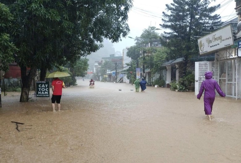 Nhiều nơi tr&ecirc;n địa b&agrave;n tỉnh H&agrave; Giang ngập nửa m&eacute;t do mưa lớn- Ảnh 4.