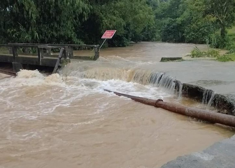 Nhiều nơi tr&ecirc;n địa b&agrave;n tỉnh H&agrave; Giang ngập nửa m&eacute;t do mưa lớn- Ảnh 6.