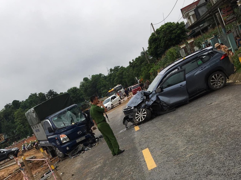 &Ocirc; t&ocirc; con va chạm với xe tải, người d&acirc;n ph&aacute; cửa cứu t&agrave;i xế- Ảnh 1.