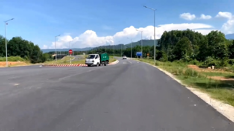 Xe chở r&aacute;c chạy ngược chiều tr&ecirc;n đường v&agrave;nh đai ph&iacute;a T&acirc;y Đ&agrave; Nẵng- Ảnh 1.