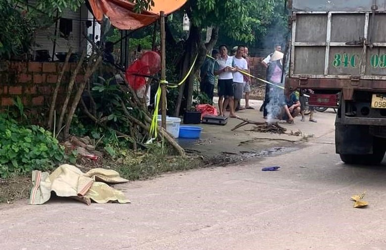Hiện trường vụ tai nạn khiến nam thanh ni&ecirc;n tử vong tại chỗ.