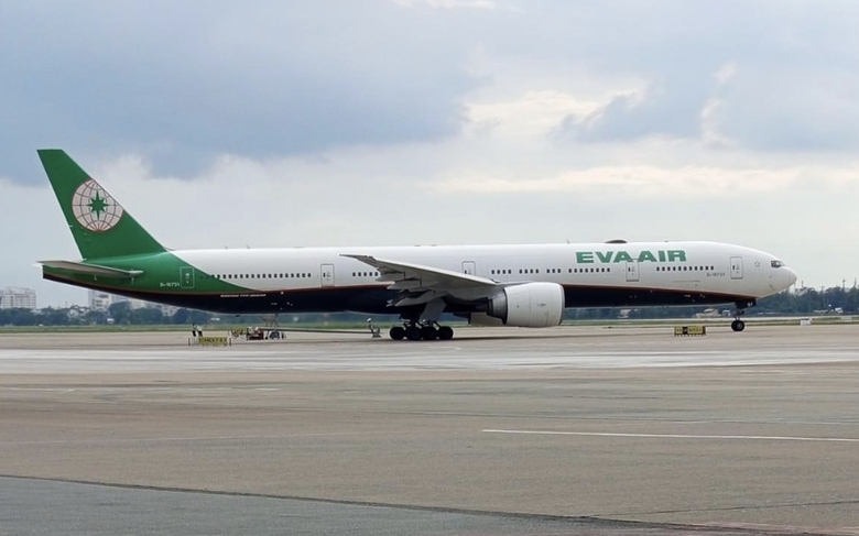 M&aacute;y bay của Eva Air m&oacute;p c&aacute;nh sau khi đ&acirc;m đổ cột đ&egrave;n tại T&acirc;n Sơn Nhất