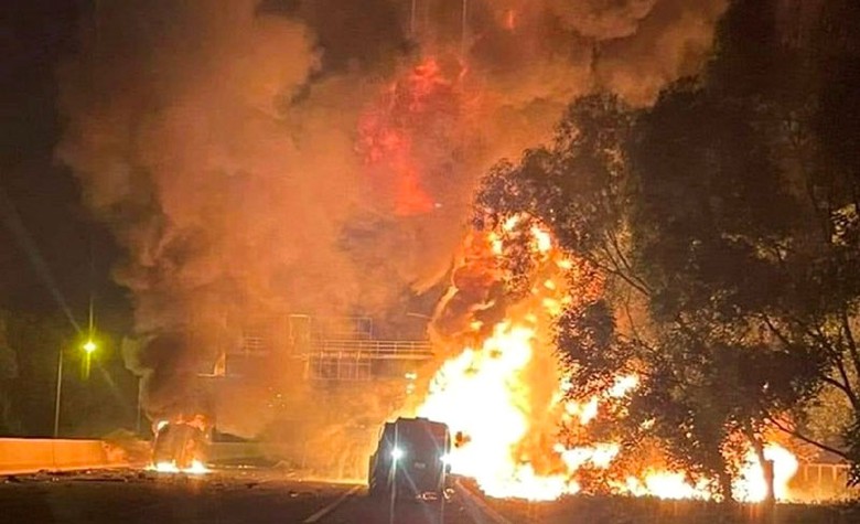 Đ&aacute;m ch&aacute;y lan rộng ra ph&iacute;a h&agrave;ng c&acirc;y s&aacute;t đường gom cao tốc.