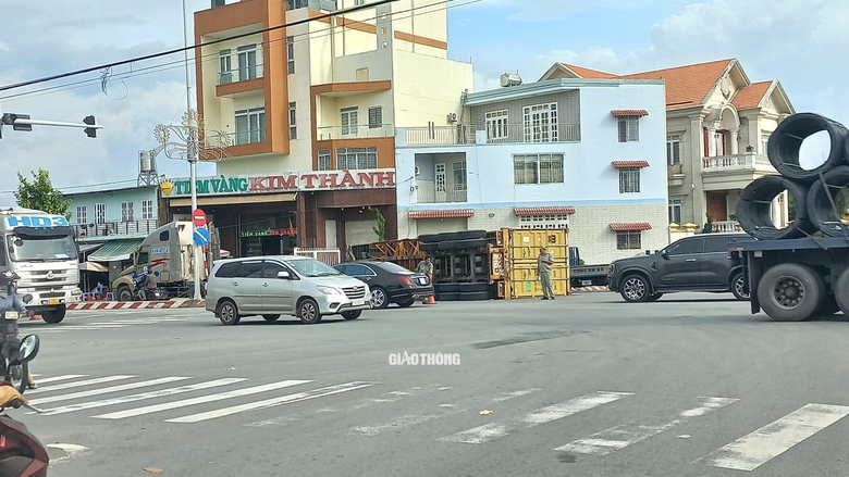 B&igrave;nh Dương: Xe container lật nh&agrave;o giữa đường tỉnh, người đi đường h&uacute; v&iacute;a- Ảnh 2.