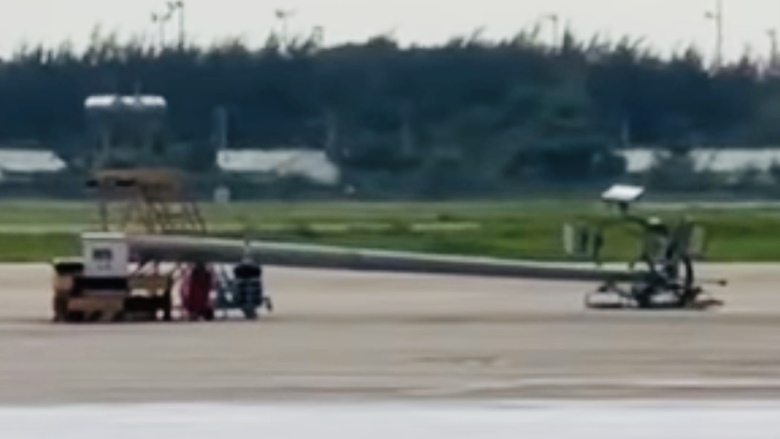 M&aacute;y bay của Eva Air m&oacute;p c&aacute;nh sau khi đ&acirc;m đổ cột đ&egrave;n tại T&acirc;n Sơn Nhất- Ảnh 2.