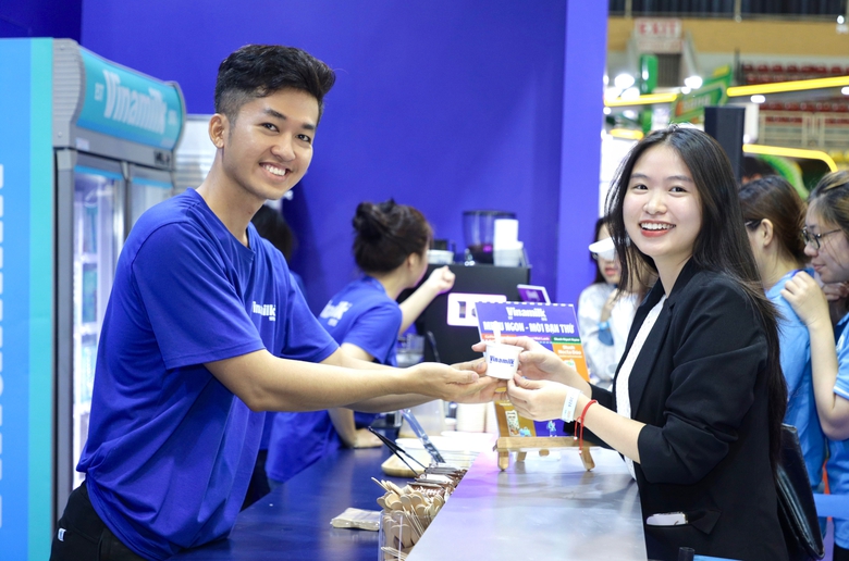 Pha chế thức uống sáng tạo là một hướng đi mới của Vinamilk để tăng cường tiếp cận nhóm người tiêu dùng tương lai (GenZ, Gen Alpha). Pha chế thức uống sáng tạo là một hướng đi mới của Vinamilk để tăng cường tiếp cận nhóm người tiêu dùng tương lai (GenZ, Gen Alpha).