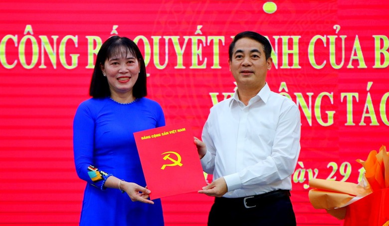 Miễn nhiệm chức vụ Ph&oacute; chủ tịch UBND tỉnh Hậu Giang- Ảnh 1.