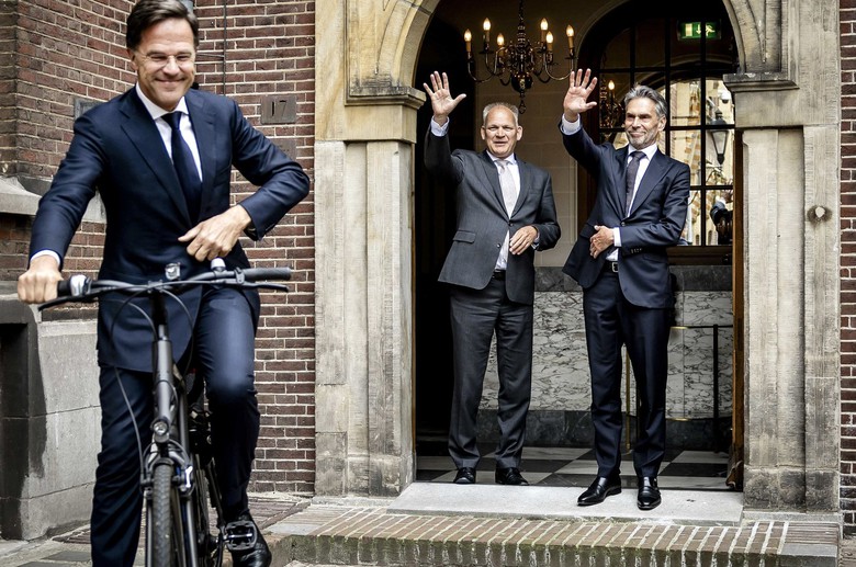 Cựu Thủ tướng H&agrave; Lan Mark Rutte đạp xe rời nhiệm sở kết th&uacute;c kỷ lục 14 năm nắm quyền- Ảnh 1.