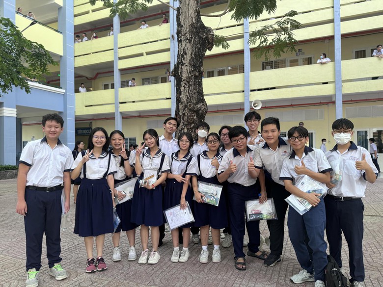 Biến động điểm chuẩn lớp 10 tại TP.HCM: C&aacute;c trường top đầu đồng loạt hạ điểm- Ảnh 1.