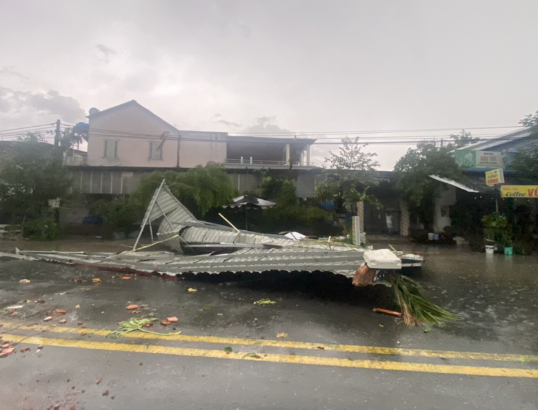 B&agrave; Rịa - Vũng T&agrave;u hỗ trợ d&acirc;n sửa nh&agrave; tốc m&aacute;i, c&acirc;y g&atilde;y đổ do lốc xo&aacute;y- Ảnh 2.