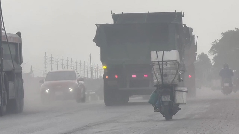 Quảng Ninh: Đo&agrave;n xe tải trọng lớn ho&agrave;nh h&agrave;nh quốc lộ 18 v&agrave; đường tỉnh 338- Ảnh 1.