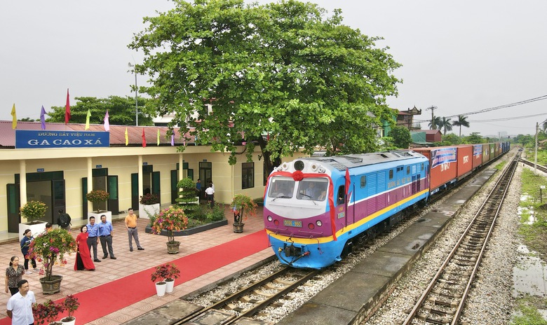 6 th&aacute;ng đầu năm, doanh thu đường sắt tăng trưởng hai con số- Ảnh 2.