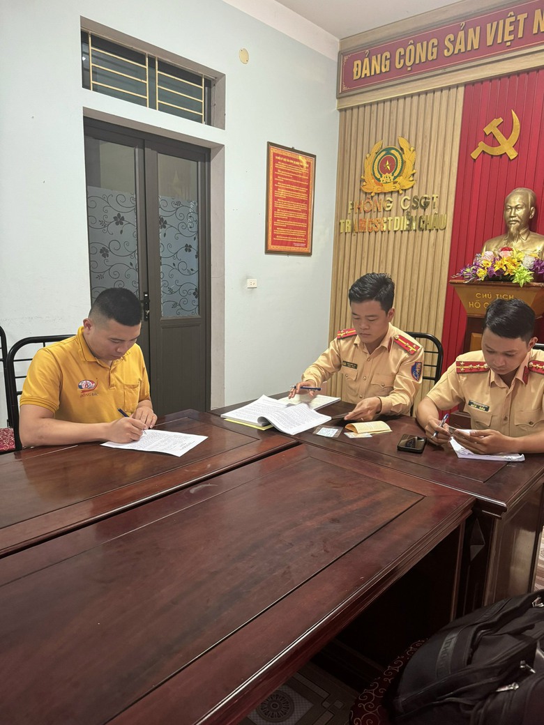 Triệu tập 2 t&agrave;i xế xe bu&yacute;t ch&egrave;n &eacute;p nhau tr&ecirc;n QL1- Ảnh 2.
