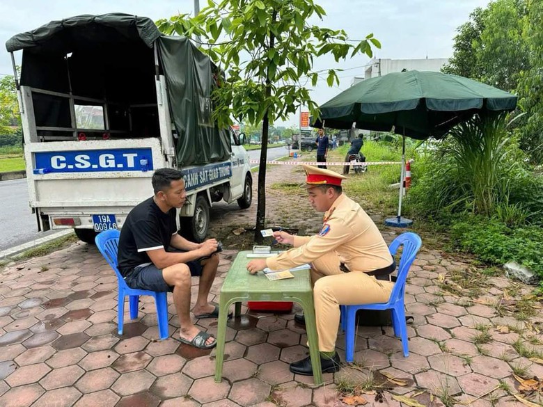 Ph&uacute; Thọ: Sử dụng GPLX hạng FC giả, t&agrave;i xế bị cấm đi khỏi nơi cư tr&uacute;- Ảnh 1.