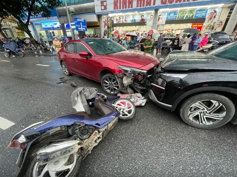 Hiện trường vụ tai nạn li&ecirc;n ho&agrave;n tại đường Ho&agrave;ng Quốc Việt, quận Cầu Giấy, TP H&agrave; Nội.