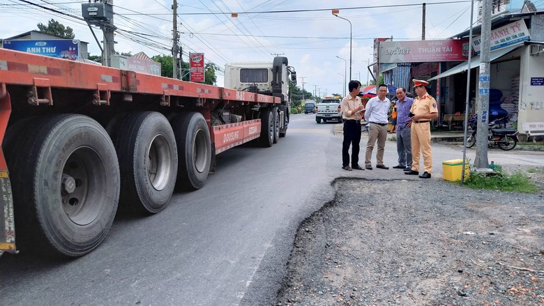 Lề đường như c&aacute;i bẫy, cẩn trọng khi di chuyển tr&ecirc;n QL30- Ảnh 2.