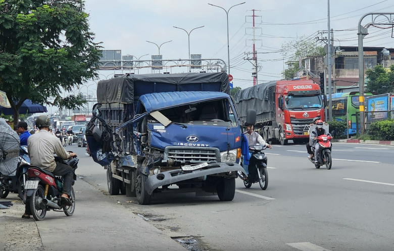Xe tải bị biến dạng sau vụ tai nạn li&ecirc;n ho&agrave;n.