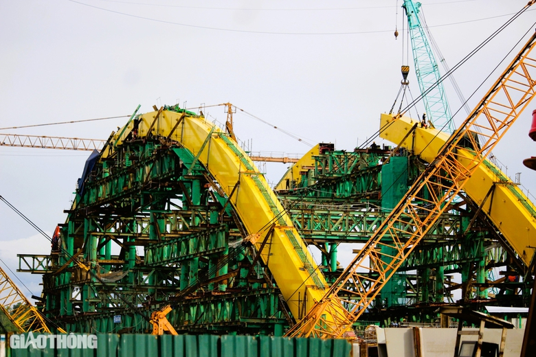 Cầu vượt s&ocirc;ng Hương hợp long v&ograve;m th&eacute;p khủng, nỗ lực về đ&iacute;ch sớm- Ảnh 4.