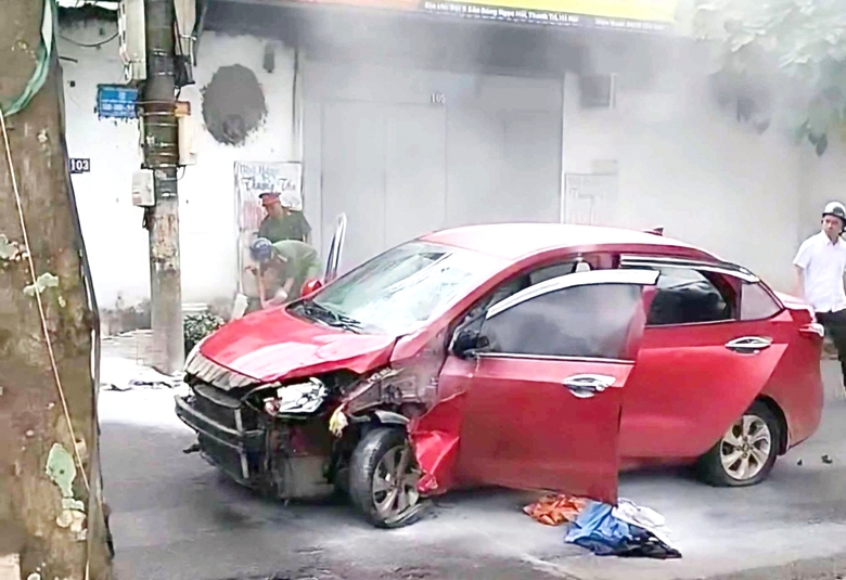 Điều tra vụ đốt xe &ocirc; t&ocirc; sau khi va chạm giao th&ocirc;ng tại H&agrave; Nội- Ảnh 1.