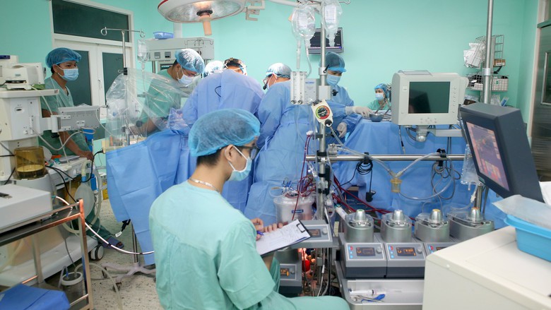 Bệnh nhân 43 tuổi ở Huế được hồi sinh nhờ trái tim của người chết não từ Hà Nội- Ảnh 2. Bệnh nhân 43 tuổi ở Huế được hồi sinh nhờ trái tim của người chết não từ Hà Nội- Ảnh 2.