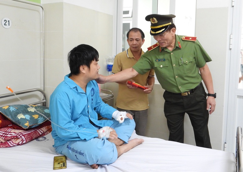 Hai c&aacute;n bộ c&ocirc;ng an ở Đ&agrave; Nẵng bị ch&eacute;m khi đang l&agrave;m nhiệm vụ- Ảnh 1.