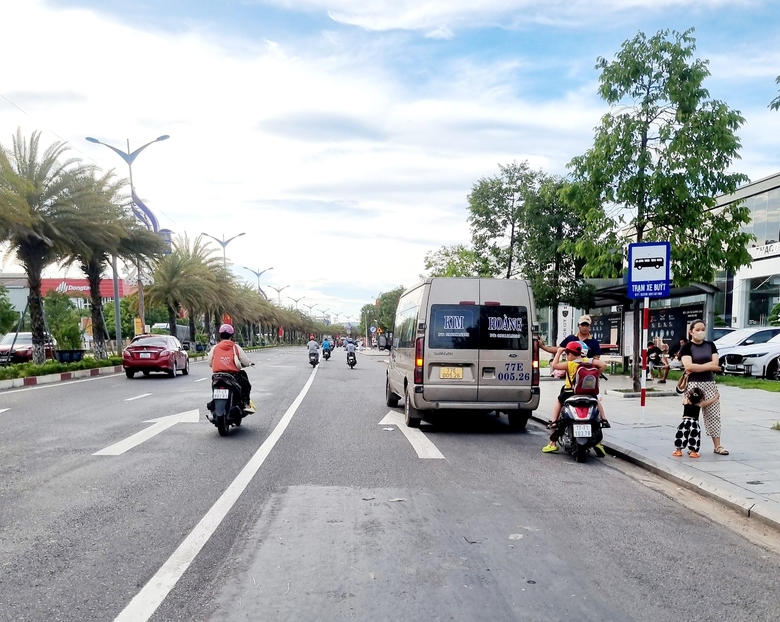 Bình Định: Điểm mặt loạt xe khách bỏ bến, sẽ thu hồi phù hiệu xe cố định- Ảnh 2. Bình Định: Điểm mặt loạt xe khách bỏ bến, sẽ thu hồi phù hiệu xe cố định- Ảnh 2.