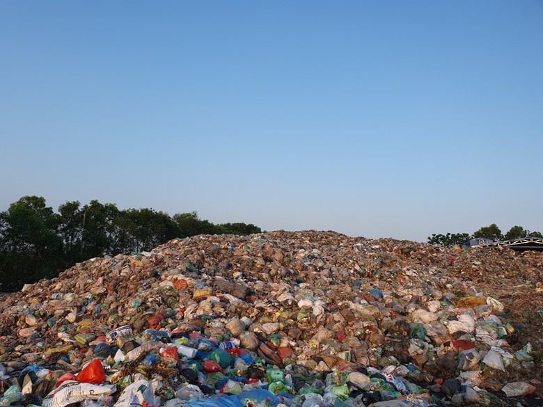 Hải Ph&ograve;ng y&ecirc;u cầu xử l&yacute; "n&uacute;i r&aacute;c" ngh&igrave;n tấn ven s&ocirc;ng- Ảnh 2.