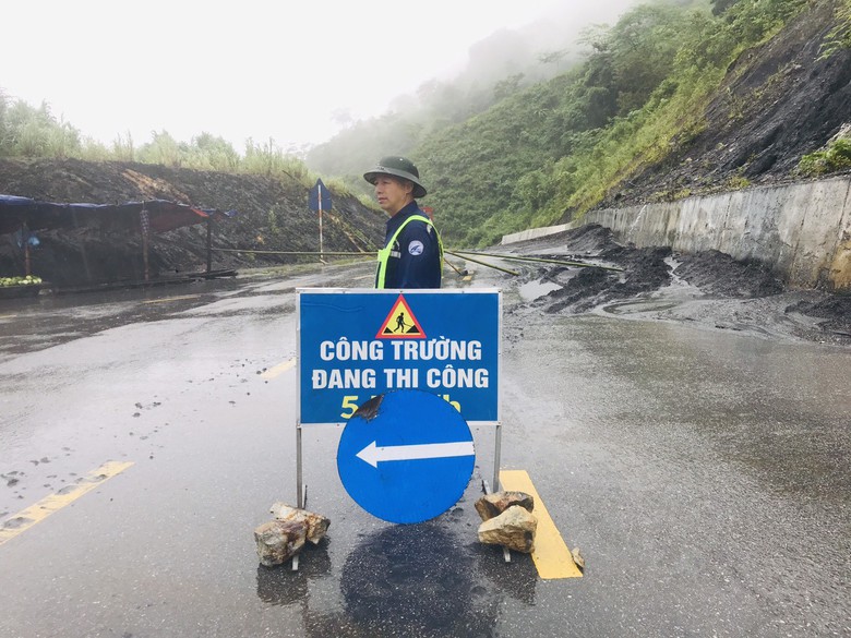 Nhiều tuyến đường ở Điện Bi&ecirc;n bị sạt lở, &aacute;ch tắc do mưa lớn- Ảnh 2.