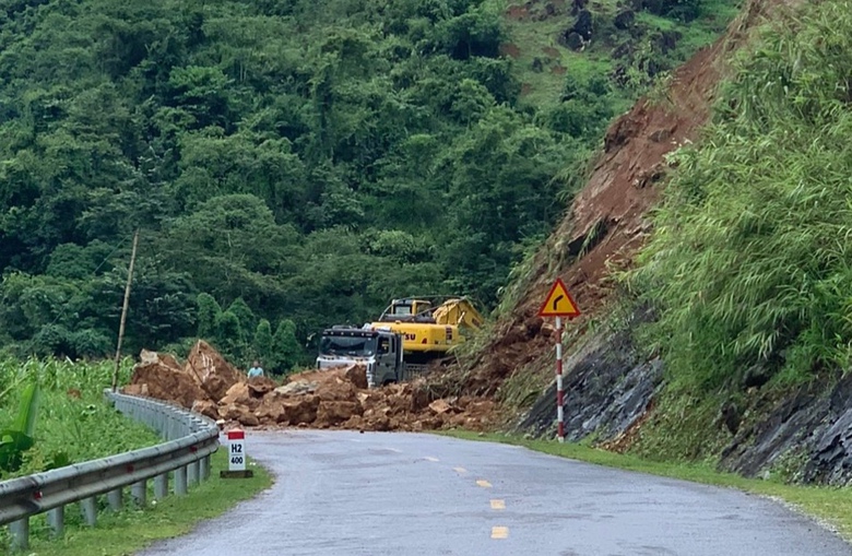 Nhiều tuyến đường ở Điện Bi&ecirc;n bị sạt lở, &aacute;ch tắc do mưa lớn- Ảnh 1.