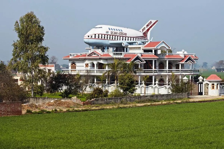 Độc đ&aacute;o ng&ocirc;i l&agrave;ng đưa m&aacute;y bay, xe tăng, &ocirc; t&ocirc; l&ecirc;n n&oacute;c nh&agrave; tại Ấn Độ- Ảnh 3.