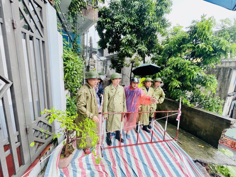 TP Hạ Long di dời khẩn cấp nhiều hộ d&acirc;n bị ảnh hưởng do mưa lớn- Ảnh 4.