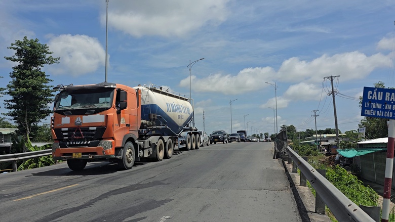 V&igrave; sao t&agrave;i xế n&iacute;n thở khi đi qua h&agrave;ng loạt cầu tr&ecirc;n QL91B ở Cần Thơ?- Ảnh 1.