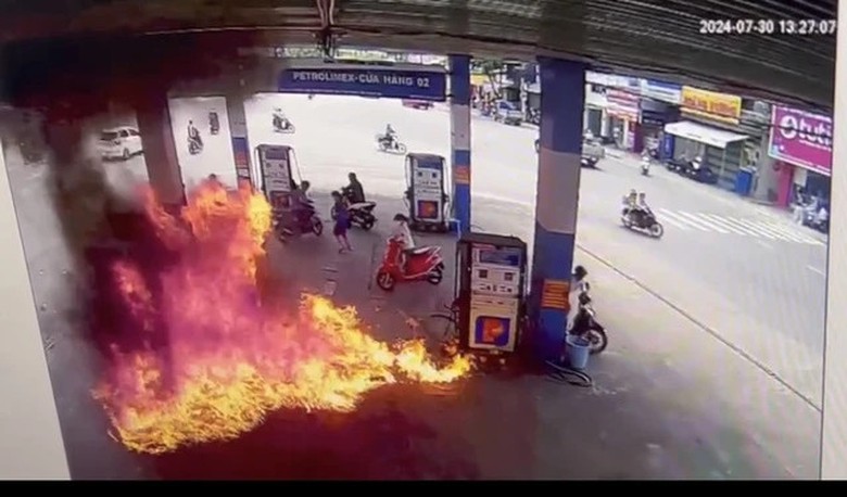 Người đ&agrave;n &ocirc;ng ch&acirc;m lửa đốt cửa h&agrave;ng xăng dầu ở Kh&aacute;nh H&ograve;a- Ảnh 1.