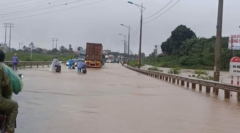 QL1A qua Lạng Sơn c&oacute; điểm ngập s&acirc;u nửa m&eacute;t g&acirc;y &aacute;ch tắc cục bộ- Ảnh 4.