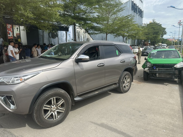 CSGT kể h&agrave;nh tr&igrave;nh truy đuổi 5km, bắt giữ 3 nghi phạm giết t&agrave;i xế, cướp taxi- Ảnh 1.