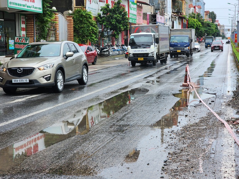 QL2 qua Vĩnh Ph&uacute;c xuống cấp nghi&ecirc;m trọng, vừa v&aacute; đ&atilde; hỏng- Ảnh 4.