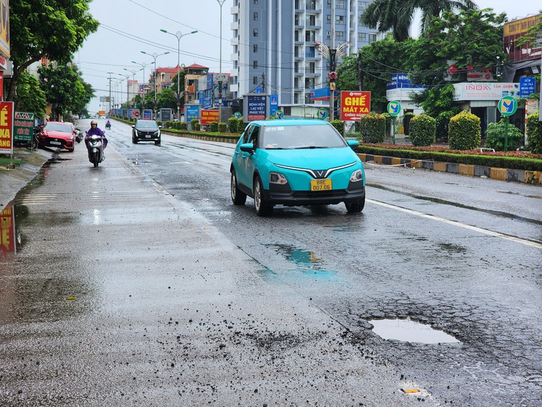 QL2 qua Vĩnh Ph&uacute;c xuống cấp nghi&ecirc;m trọng, vừa v&aacute; đ&atilde; hỏng- Ảnh 7.