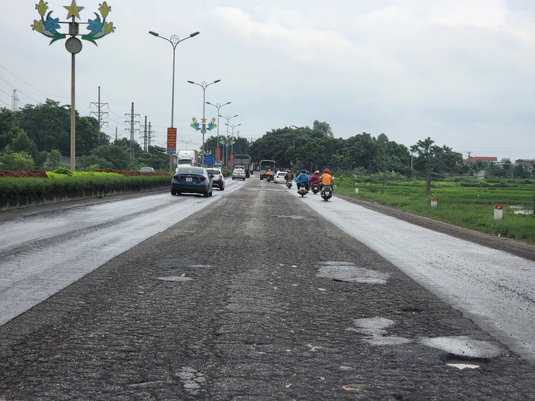 QL2 qua Vĩnh Ph&uacute;c xuống cấp nghi&ecirc;m trọng, vừa v&aacute; đ&atilde; hỏng- Ảnh 6.