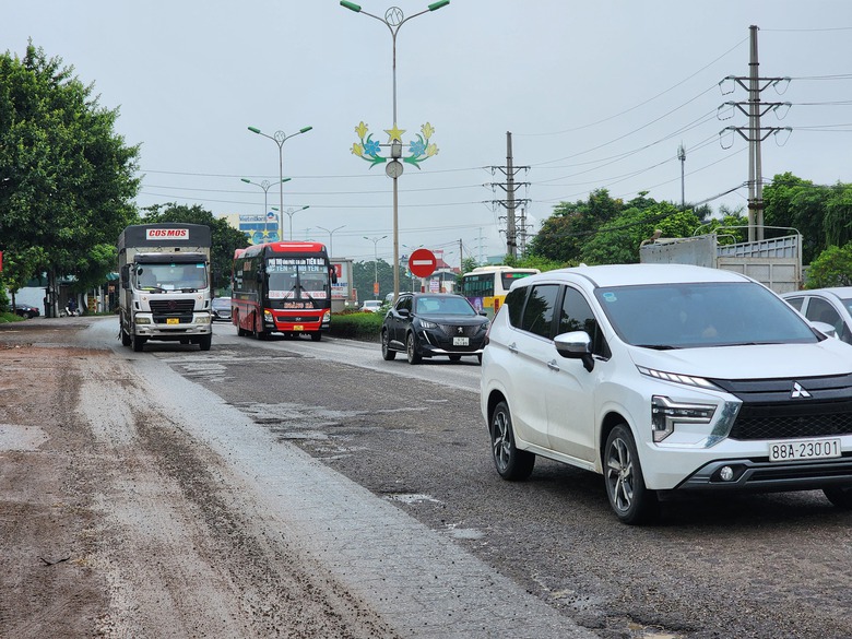 QL2 qua Vĩnh Ph&uacute;c xuống cấp nghi&ecirc;m trọng, vừa v&aacute; đ&atilde; hỏng- Ảnh 10.