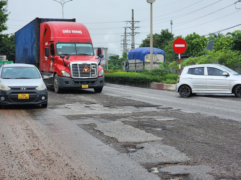 QL2 qua Vĩnh Ph&uacute;c xuống cấp nghi&ecirc;m trọng, vừa v&aacute; đ&atilde; hỏng- Ảnh 3.