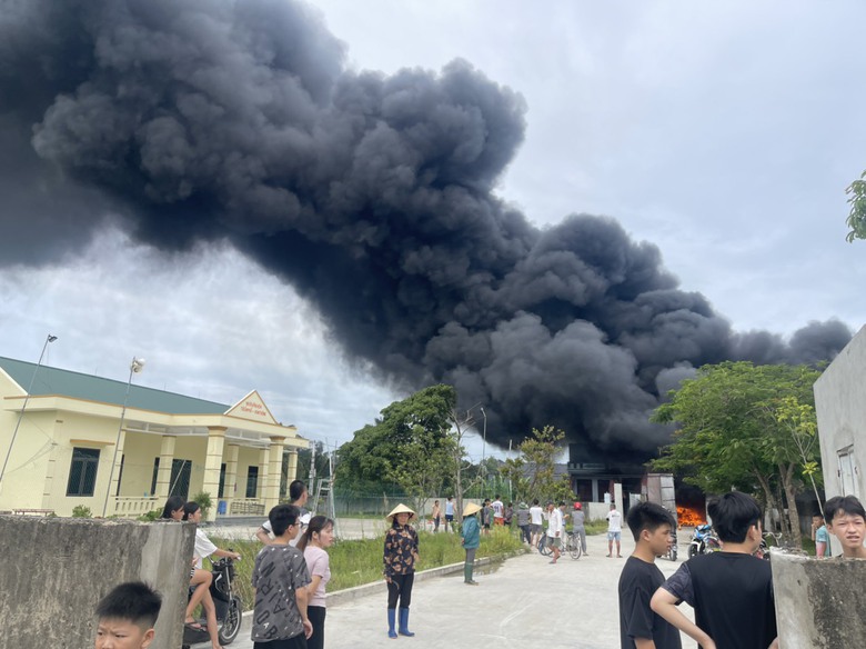 Thanh Ho&aacute;: Khu nh&agrave; xưởng hơn 1.000m2 bốc ch&aacute;y dữ dội- Ảnh 1.